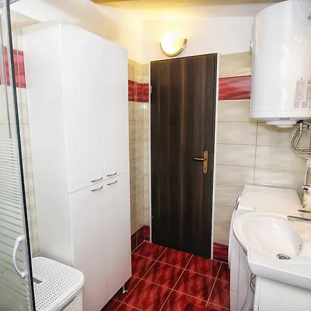 度假居 Holiday Homes Marta 罗维尼